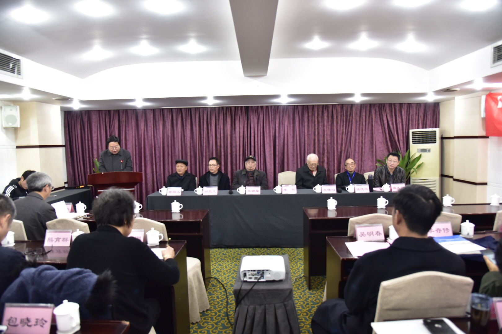 4688美高梅登录中心院长 李怡教授.jpg